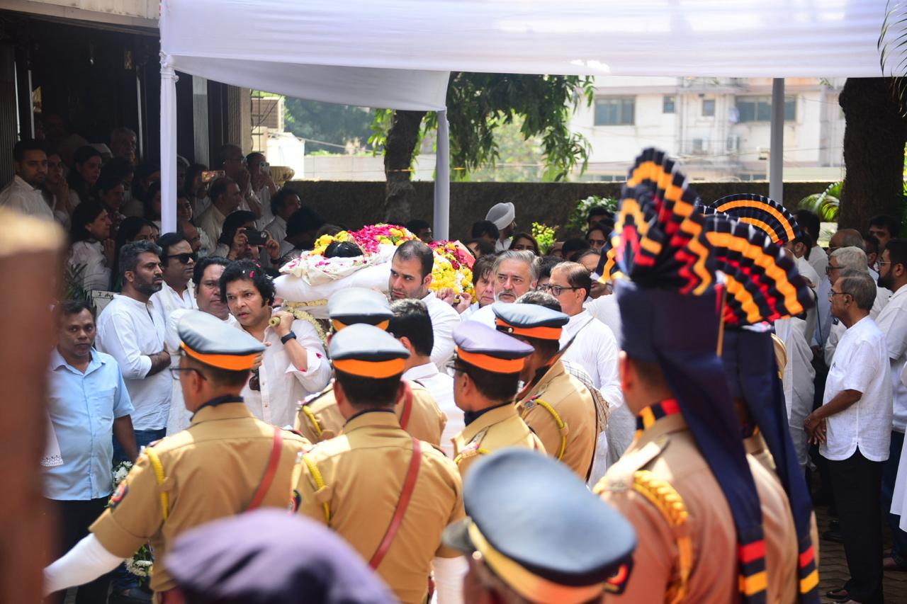 Pankaj Udhas Funeral: मुंबई पुलिस ने दी ‘गजल गायक’ पंकज उधास को आखिरी सलामी, नम आंखों से परिवार ने किया अंतिम संस्कार