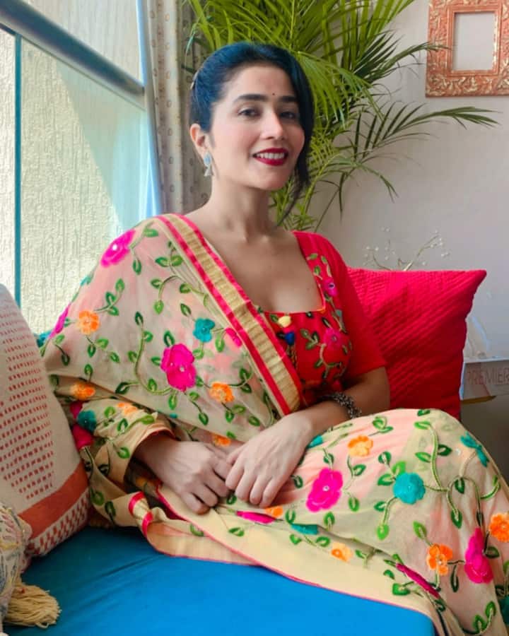 आंचल तिवारीने सोशल मीडियावर व्हिडीओ शेअर करत चाहत्यांना खरी बातमी दिली आहे. मृत्यूच्या अफवांबद्दल बोलताना आंचल तिवारी म्हणाली,