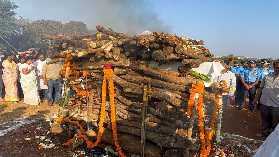 Garuda Purana: અંતિમ સંસ્કાર બાદ કેમ સ્મશાન સુધી પાછું વળીને જોવામાં નથી આવતું, જાણો કારણ