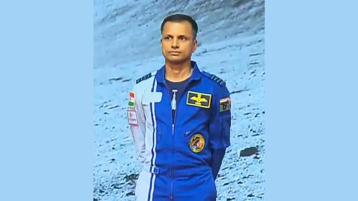 अजीत कृष्णन: गगनयान मिशन के लिए जिन चार 'अंतरिक्ष वीरों' का चयन हुआ है. उसमें ग्रुप कैप्टन अजीत कृष्णन भी शामिल हैं. मीडिया रिपोर्ट्स की मानें तो चार क्रू मेंबर्स में से तीन को ही गगनयान मिशन के लिए सेलेक्ट किया जाएगा. इस बात की भी जानकारी सामने आई है कि चारों लोगों का चयन 12 शॉर्टलिस्ट किए गए लोगों में से हुआ है.