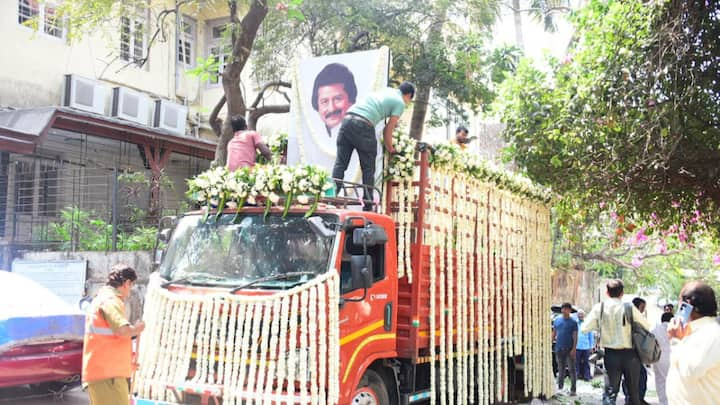 Late Ghazal singing legend's Pankaj Udhas' mortal remains arrived at his residence where celebs from the film and music industry arrived to pay their last respects