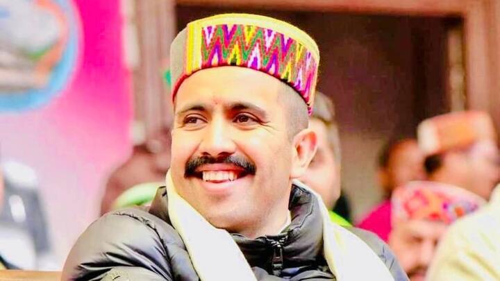 विक्रमादित्य सिंह 33 सास के हैं, वो पूर्व सीएम दिवंगत वीरभद्र सिंह के बेटे हैं. वीरभद्र सिंह की मृत्यु के बाद विक्रमादित्य सिंह को राजा बनाया गया था. विक्रमादित्य सिंह की शादी भी हो चुकी है. उनकी शादी आठ मार्च साल 2019 को हुई.