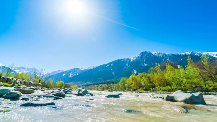 कश्मीर पैकेज में आपको सिंगल ऑक्यूपेंसी में 61,100 रुपये प्रति व्यक्ति, दो लोगों को 51,900 रुपये और तीन लोगों को 48,500 रुपये हिसाब से शुल्क देना होगा.