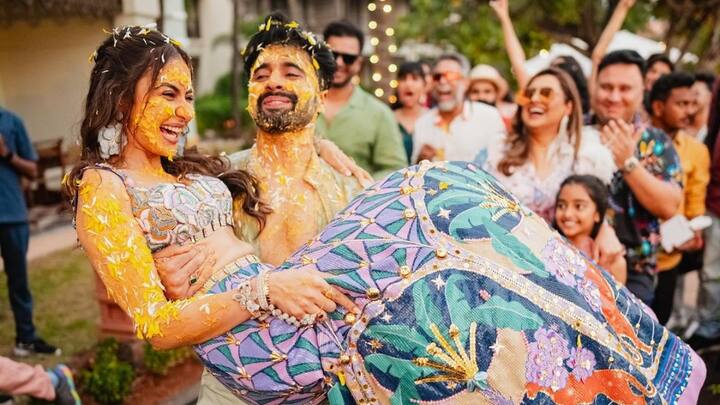 Rakul Jackky Haldi Ceremony : అత్తారింటికి నిన్నెత్తుకుపోతానుగా వచ్చానే హంస వైభోగంగా అనే పాటలో మహేశ్ బాబు, భూమిక హీరో హీరోయిన్లు అయినా.. రియల్​ లైఫ్​లో ఆ లిరిక్స్​ను నిజం చేశారు రకుల్, జాకీ భగ్నానీ.