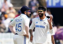 Photos: एमएस धोनी के फार्महाउस पर फैन बनकर पहुंचे रवींद्र जडेजा, खास अंदाज़ में दिए पोज