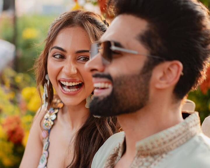 రకుల్ మల్టీపుల్ కలర్ బ్లూ లెహంగాలో చాలా అందంగా ముస్తాబైంది. జాకీ లైట్ పీచ్​ కలర్ టాప్​ ధరించి.. హల్దీ వేడుకల్లో పాల్గొన్నారు. (Images Source : Instagram/Rakul Singh)