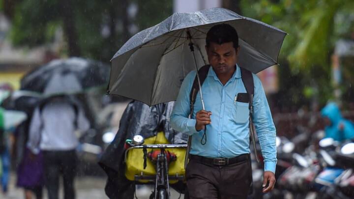 IMD के मुताबिक, 1-2 मार्च को दिल्ली, पंजाब, हरियाणा, चंडीगढ़, उत्तर प्रदेश, राजस्थान में हल्की बारिश की संभावना है. 1-2 मार्च को हिमाचल प्रदेश, उत्तराखंड, हरियाणा, चंडीगढ़, पंजाब और उत्तर प्रदेश में ओले पड़ सकते हैं.