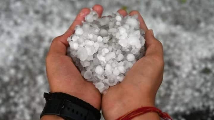 मौसम विभाग की मानें तो अगले 24 घंटे में उत्तर प्रदेश और मध्य प्रदेश में गरज के साथ हल्की से तेज बारिश की संभावना है. कुछ इलाकों में ओले भी गिर सकते हैं. जिन इलाकों में बारिश की संभावना जताई गई है, उसमें कौशांबी, चित्रकूट, प्रयागराज, लखनऊ, झांसी, फतेहपुर, मिर्जापुर, उन्नाव, सोनभद्र, चंदौली शामिल हैं.