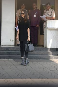 ऑल ब्लैक लुक में एयरपोर्ट पर धांसू अंदाज में Manushi Chhillar ने ली एंट्री, एक्ट्रेस ने स्टाइलिश अंदाज में ढाया कहर