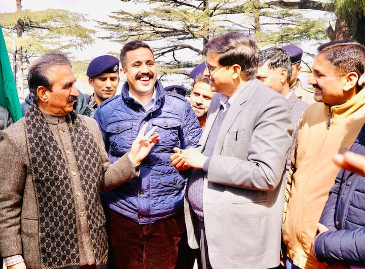 विक्रमादित्य सिंह ने मुख्यमंत्री पर सरकार पर विधायकों की अनदेखी के आरोप लगाए. साथ ही उन्होंने भावुक होकर अपने पिता की प्रतिमा के लिए दो गज जमीन तक उपलब्ध न करवा पाने की बात को लेकर भी अपना विरोध दर्ज करवाया. इस दौरान विक्रमादित्य सिंह की आंखों से आंसू भी छलक पड़े थे.