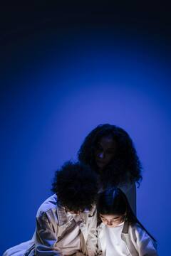 Parenting Tips :  या वयापासून तुमच्या मुलांवर रागावणे बंद करा !