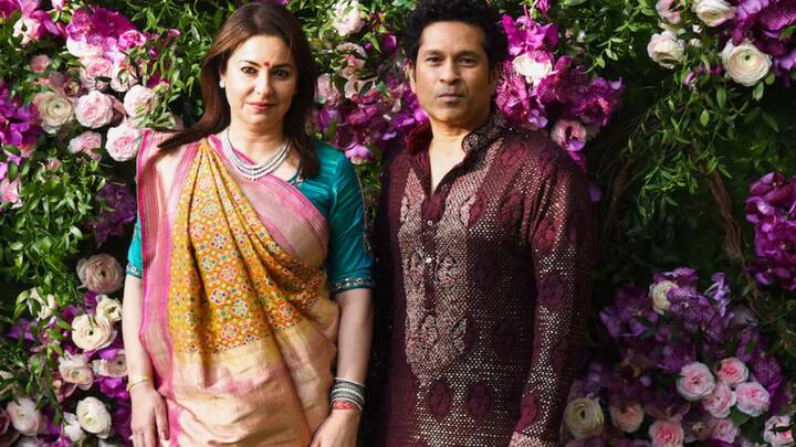 सचिन तेंदुलकर और अंजलि तेंदुलकर की पहली मुलाकात एयरपोर्ट पर हुई थी. तब सचिन तेंदुलकर इंग्लैंड से वापस आए थे. जबकि अंजलि अपनी मां को रिसीव करने एयरपोर्ट गई थी. दोनों पहली नजर में ही एक-दूसरे को दिल दे बैठे. (फोटो क्रेडिट- सोशल मीडिया)