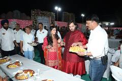 Anant-Radhika PHOTO: પ્રિ-વેડિંગ સેલિબ્રેશન્સ પૂર્વે અંબાણી પરિવારએ કરી અન્નસેવા,અનંત-રાધિકા અને મુકેશ અંબાણી પિરસ્યું ભોજન