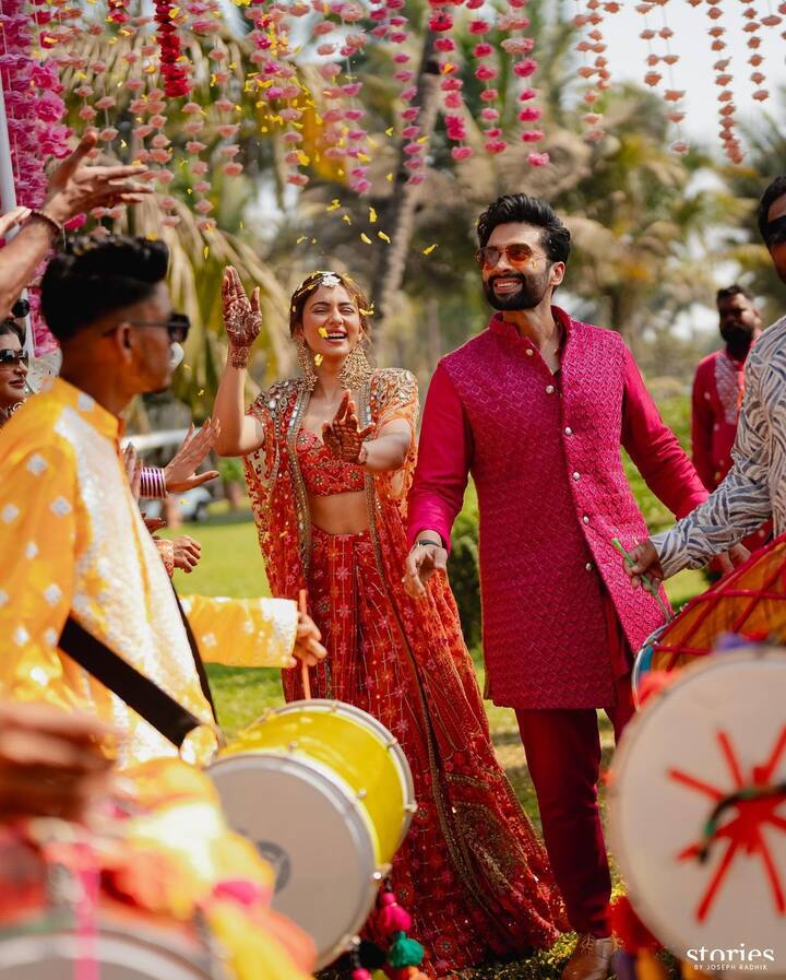 దక్షిణ గోవాలోని ఐటీసీ గ్రాండ్ రిసార్టులో రకుల్ ప్రీత్ సింగ్, జాకీ భగ్నానీ వివాహ వేడుక గ్రాండ్‌గా జరిగింది. ఈ వెడ్డింగ్‌కు బాలీవుడ్‌ స్టార్స్‌  హాజరయ్యారు. ఈ ఫోటోలు సోషల్ మీడియాలో తెగ వైరల్ అవుతున్నాయి.(Images Source : Instagram/rakulpreet)