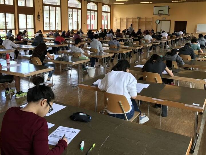 Switzerland General Knowledge News: શિક્ષણ એ વિશ્વની સૌથી મહત્વની વસ્તુ છે. જ્યારે ઘણી શાળાઓ તેને મફતમાં પૂરી પાડે છે, તો કેટલીક શાળાઓ એટલી બધી ફી લે છે કે માતાપિતાએ તેમના બાળકને પ્રવેશ આપતા પહેલા બે વાર વિચારવું પડશે.