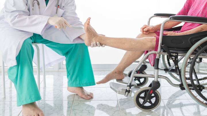 1. હાથ અને પગમાં નબળાઈઃ સ્ટ્રોકના લગભગ એક અઠવાડિયા પહેલા હાથ અને પગમાં નબળાઈ અનુભવાઈ શકે છે. આ બંને ભાગોમાં નિષ્ક્રિયતા પણ અનુભવી શકાય છે. જો આવા લક્ષણો જોવા મળે તો બેદરકારી દાખવવાને બદલે ડૉક્ટરની સલાહ લેવી જોઈએ અને સારવાર પર ધ્યાન આપવું જોઈએ.