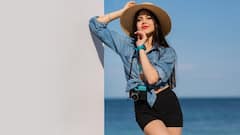 सिर्फ काले कपड़ों में ही नहीं, इस तरह के कपड़ों में भी ज्यादा लगती है गर्मी! वॉर्डरोब में कर लें बदलाव