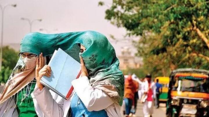 केरल में गर्मी का सितम शुरू हो गया है. अधिकारियों ने संकेत दिया है कि आने वाले दिनों में केरल के कई हिस्सों में तापमान और बढ़ सकता है. कोट्टायम लगातार दूसरे दिन आधिकारिक तौर पर देश का सबसे गर्म दिन दर्ज किया गया. यहां तापमान 38.5 डिग्री सेल्सियस पहुंच गया. इसके अलावा पथानामथिट्टा, कन्नूर, अलाप्पुझा, एर्नाकुलम, मलप्पुरम और कोट्टायम जिलों में तापमान उच्च स्तर पर दर्ज किया गया. अलाप्पुझा में तापमान 37.6 डिग्री तक पहुंच गया.