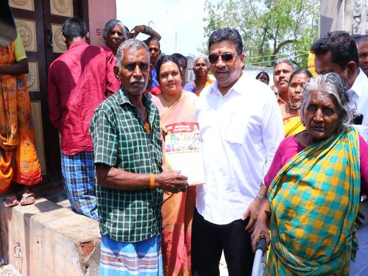 Tamil Nadu minister Palanivel Thiagarajan distributes pamphlets to MK Stalin in madurai - TNN இல்லந்தோறும் ஸ்டாலினின் குரல்: வீடு வீடாக சென்று துண்டறிக்கை வழங்கிய அமைச்சர் பிடிஆர்