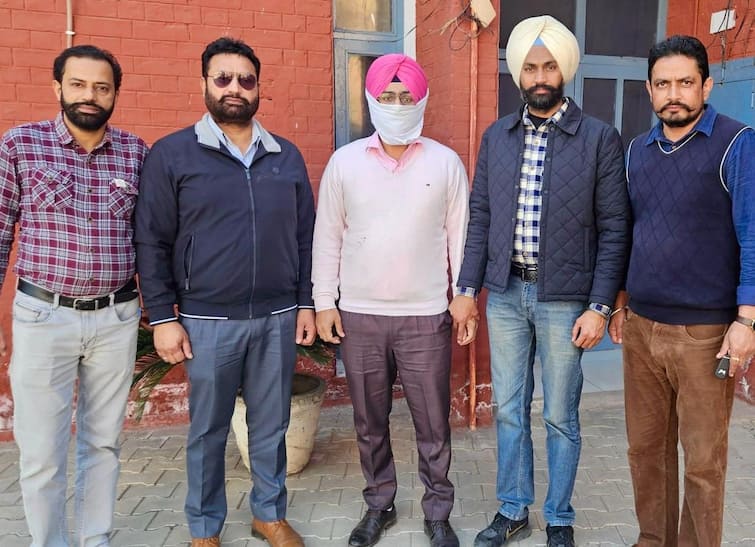 Vigilance arrest technical assistant of the revenue department taking a bribe of Rs 35,000 Barnala news: ਵਿਜੀਲੈਂਸ ਨੇ 35,000 ਰੁਪਏ ਰਿਸ਼ਵਤ ਲੈਂਦਾ ਮਾਲ ਵਿਭਾਗ ਦਾ ਤਕਨੀਕੀ ਸਹਾਇਕ ਕੀਤਾ ਕਾਬੂ