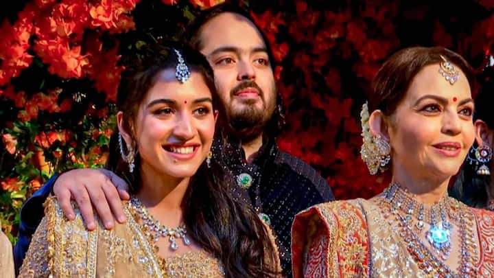 Anant Ambani Pre- Wedding-  અનંત અંબાણી અને રાધિકા મર્ચન્ટ ટૂંક સમયમાં લગ્ન કરવા જઈ રહ્યા છે. આ કપલના પ્રી-વેડિંગ ફંક્શનમાં બોલિવૂડના ઘણા મોટા સ્ટાર્સ હાજરી આપશે.