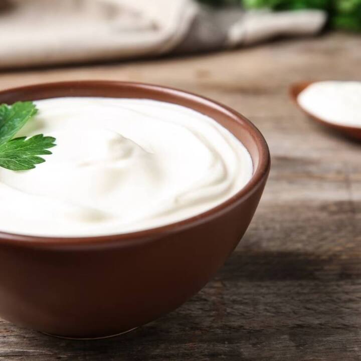 ਦਹੀਂ ਵਿੱਚ ਪ੍ਰੋਬਾਇਓਟਿਕਸ ਹੁੰਦੇ ਹਨ, ਜਿਨ੍ਹਾਂ ਨੂੰ ਚੰਗੇ ਬੈਕਟੀਰੀਆ ਵੀ ਕਿਹਾ ਜਾਂਦਾ ਹੈ, ਜੋ ਪਾਚਨ ਨੂੰ ਸੁਧਾਰਨ ਵਿੱਚ ਮਦਦ ਕਰਦਾ ਹੈ। ਇਸ ਦੇ ਨਾਲ ਹੀ ਇਹ ਅੰਤੜੀਆਂ ਨੂੰ ਸਿਹਤਮੰਦ ਰੱਖਣ 'ਚ ਵੀ ਅਹਿਮ ਭੂਮਿਕਾ ਨਿਭਾਉਂਦਾ ਹੈ ਅਤੇ ਕਬਜ਼, ਗੈਸ, ਐਸੀਡਿਟੀ ਅਤੇ ਪੇਟ ਨਾਲ ਜੁੜੀਆਂ ਹੋਰ ਸਮੱਸਿਆਵਾਂ ਨੂੰ ਦੂਰ ਕਰ ਸਕਦਾ ਹੈ।