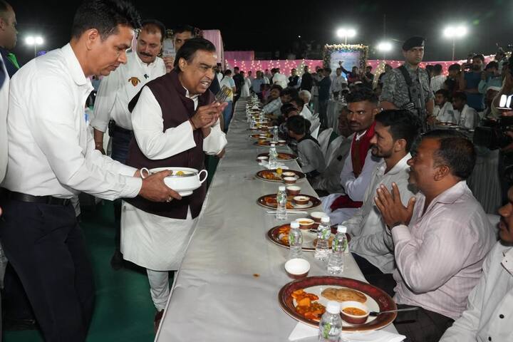 मुकेश अंबानी, अनंत अंबानी आणि राधिका मर्चंट जामनगरमधील लोकांना जेवण वाढतानाचे फोटो सोशल मीडियावर व्हायरल होत आहेत.