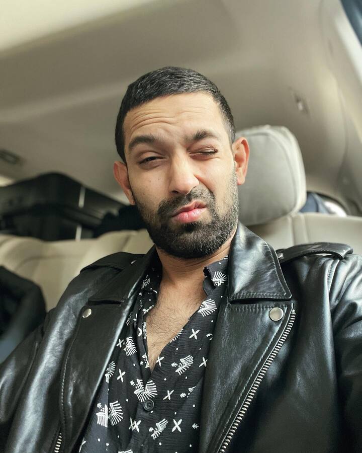 चित्रपटाचे दिग्दर्शन रंजन चंडेल  यांनी केले आहे. चित्रपटात विक्रांत मेस्सीसोबत राशी खन्ना, रिद्धी डोग्रा आदींच्या भूमिका आहेत. एकता कपूर, शोभा कपूर, अमूल मोहन आदींनी निर्मिती केली आहे. (photo:vikrantmassey/ig)