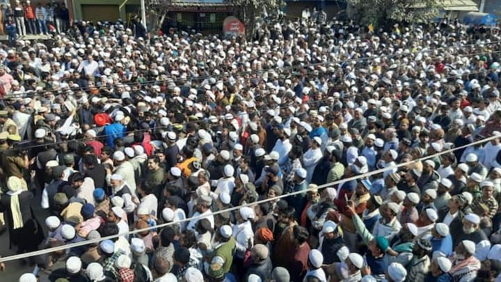 इस दौरान उनके अंतिम दर्शन के लिए बड़ी तादाद में भीड़ उमड़ पड़ी.