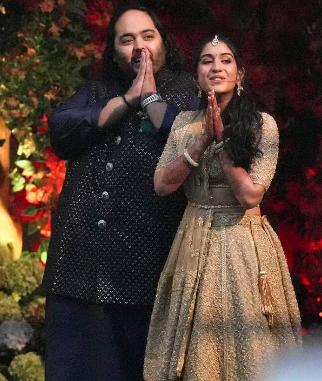 ਦੇਸ਼ ਦੇ ਸਭ ਤੋਂ ਵੱਡੇ ਕਾਰੋਬਾਰੀ ਮੁਕੇਸ਼ ਅੰਬਾਨੀ ਦੇ ਘਰ ਇਸ ਸਮੇਂ ਖੁਸ਼ੀ ਦਾ ਮਾਹੌਲ ਹੈ। ਰਾਧਿਕਾ ਮਰਚੈਂਟ ਨਾਲ ਉਨ੍ਹਾਂ ਦੇ ਛੋਟੇ ਬੇਟੇ ਅਨੰਤ ਅੰਬਾਨੀ ਦੇ ਵਿਆਹ ਦੀਆਂ ਤਿਆਰੀਆਂ ਸ਼ੁਰੂ ਹੋ ਗਈਆਂ ਹਨ। ਖਬਰਾਂ ਮੁਤਾਬਕ ਇਹ ਜੋੜਾ 12 ਜੁਲਾਈ ਨੂੰ ਮੁੰਬਈ 'ਚ ਵਿਆਹ ਦੇ ਬੰਧਨ 'ਚ ਬੱਝ ਜਾਵੇਗਾ।