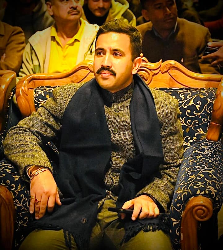 हिमाचल प्रदेश सरकार में लोक निर्माण मंत्री विक्रमादित्य सिंह मुख्यमंत्री सुखविंदर सिंह सुक्खू के नेतृत्व वाली सरकार में मंत्री बने रहेंगे. उन्होंने अपना इस्तीफा वापस ले लिया है. शिमला में पर्यवेक्षकों के साथ मुलाकात के बाद विक्रमादित्य सिंह ने अपना इस्तीफा वापस लेने का फैसला लिया.