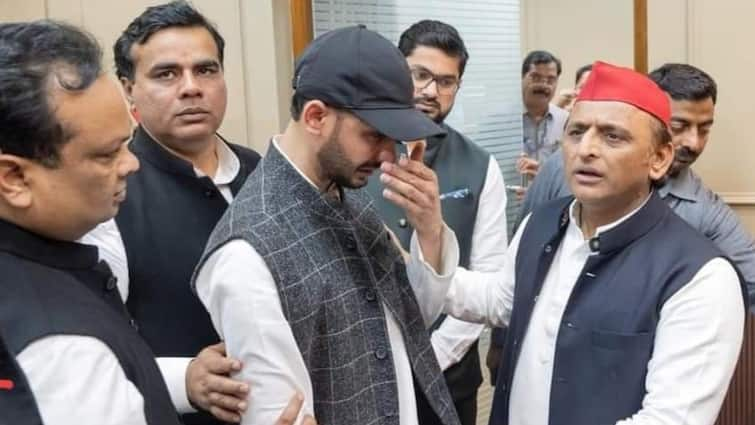 Rajya Sabha Election Zia Ur Rehman Barq vote and seen with Akhilesh Yadav after Shafiqur Rahman Barq Death UP Politics: राज्यसभा चुनाव के बीच खास बनी ये तस्वीर, भावुक हुए सपा विधायक, अखिलेश यादव ने बंधाया ढाढ़स