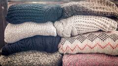 ऊनी कपड़े रखने जा रहे हैं तो इन बातों का जरूर रखें ख्याल, कपड़े रहेंगे नए जैसा