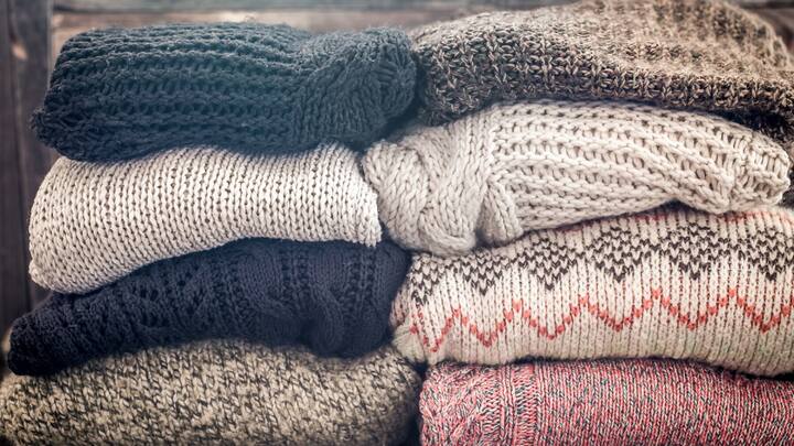 साफ सफाई जब भी आप ऊनी कपड़े पहनकर उतारें, तो पहले उन्हें अच्छे से झटक कर साफ कर लें ताकि उनमें फंसी धूल और मिट्टी बाहर निकल जाए. ये एक छोटा सा काम लग सकता है, लेकिन इससे आपके कपड़े ज्यादा समय तक अच्छे और साफ रहते हैं. फिर, जब सर्दी का मौसम खत्म हो जाए, तो एक बार सभी ऊनी कपड़ों को ड्राई क्लीन करवा लेना चाहिए.