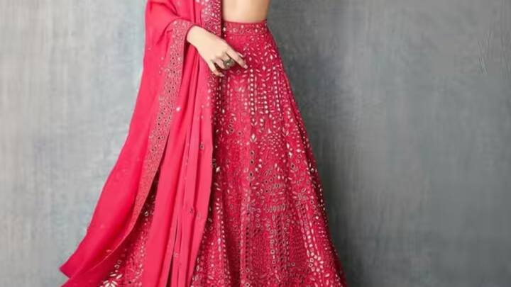 हवादार पैकेजिंग अपने लहंगे को किसी ऐसे बैग में रखो जहां हवा आसानी से आ-जा सके. इससे क्या होगा ना, कि लहंगा हमेशा नया जैसा बना रहेगा और उसमें से मोल्ड या फंगस वगैरह का कोई चांस ही नहीं होगा. बस, इतना करके आप अपने प्यारे लहंगे को लंबे समय तक नया जैसा बनाए रख सकते हो.