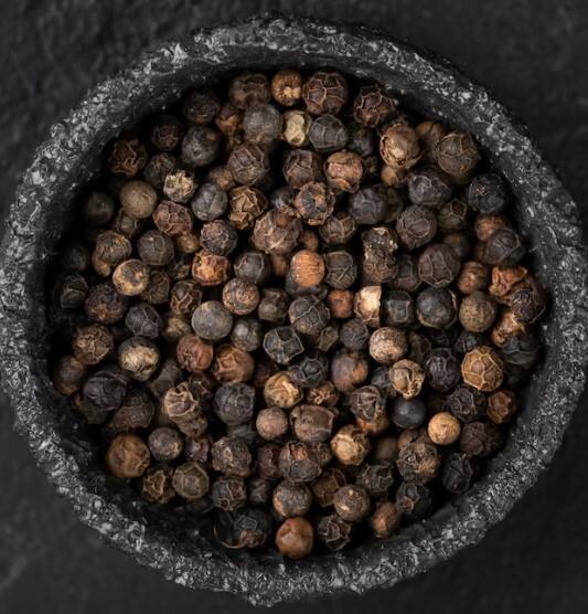 ਕਾਲੀ ਮਿਰਚ ਵਿੱਚ ਮੌਜੂਦ Capsaicin ਇੱਕ ਉਤੇਜਕ ਤੱਤ ਹੁੰਦਾ ਹੈ ਜੋ ਪੇਟ ਵਿੱਚ ਦਰਦ, ਜਲਨ ਅਤੇ ਐਸੀਡਿਟੀ ਦਾ ਕਾਰਨ ਬਣ ਸਕਦਾ ਹੈ। ਜ਼ਿਆਦਾ ਮਾਤਰਾ 'ਚ ਕਾਲੀ ਮਿਰਚ ਦਾ ਸੇਵਨ ਕਰਨ ਨਾਲ ਪੇਟ ਦੀਆਂ ਸਮੱਸਿਆਵਾਂ ਦਾ ਖਤਰਾ ਵੱਧ ਜਾਂਦਾ ਹੈ।