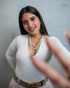 Sravanthi Chokkarapu: రోజురోజు గ్లామర్‌ డోస్‌ పెంచేస్తున్న యాంకర్‌ స్రవంతి - వైట్‌ టీ-షర్ట్‌లో హాట్‌ బ్యూటీ అందాల ఆరబోత