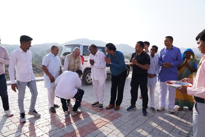 इससे कुछ समय पहले आश्रम में वाहनों का काफिला आकार रुका. उसमें से अक्षय कुमार उतरे तो उन्हें देख हम सब चौंक गए. वह यहां कुछ ही देर रुकने वाले थे, लेकिन आरती होने वाली थी तो वह आरती में शामिल हुए. उन्होंने आरती की और फिर उन्होंने बच्चों से बात की. बच्चों के साथ उन्होंने सेल्फी ली और खेल भी खेला.