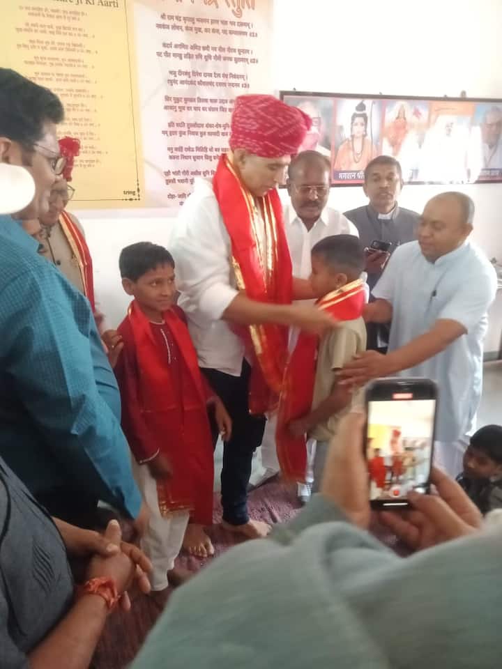 एक बार जगदीश जोशी अपने बेटे से मिलने दिल्ली गए थे. वहीं पर अक्षय कुमार भी आए थे. अक्षय कुमार से बात हुई तो उन्होंने जनजातीय क्षेत्र की स्थिति बताई और यह भी कहा बच्चों का एक छात्रावास है जो किराए के मकान में चलता है.