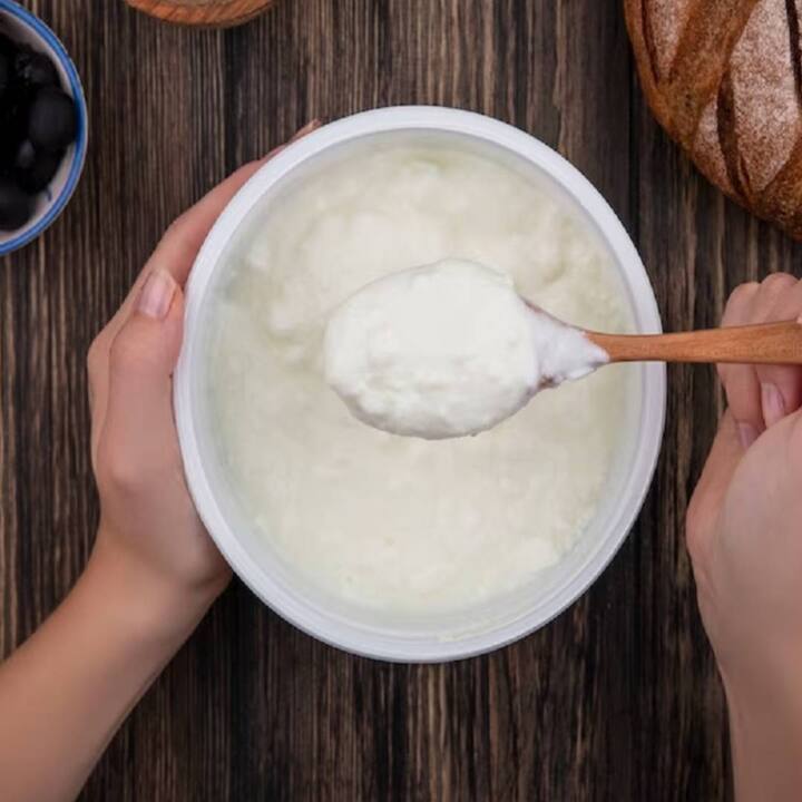 ਭਾਰਤ ਦੇ ਕਈ ਡਾਇਟੀਸ਼ੀਅਨ ਨੇ ਕਿਹਾ ਕਿ ਜੇਕਰ ਤੁਸੀਂ ਰੋਜ਼ਾਨਾ ਦੁਪਹਿਰ ਦੇ ਖਾਣੇ ਦੌਰਾਨ ਦਹੀਂ ਦਾ ਸੇਵਨ ਕਰਦੇ ਹੋ ਤਾਂ ਇਸ ਨਾਲ ਤੁਹਾਡੀ ਸਿਹਤ ਲਈ ਕਈ ਫਾਇਦੇ ਹੋ ਸਕਦੇ ਹਨ।