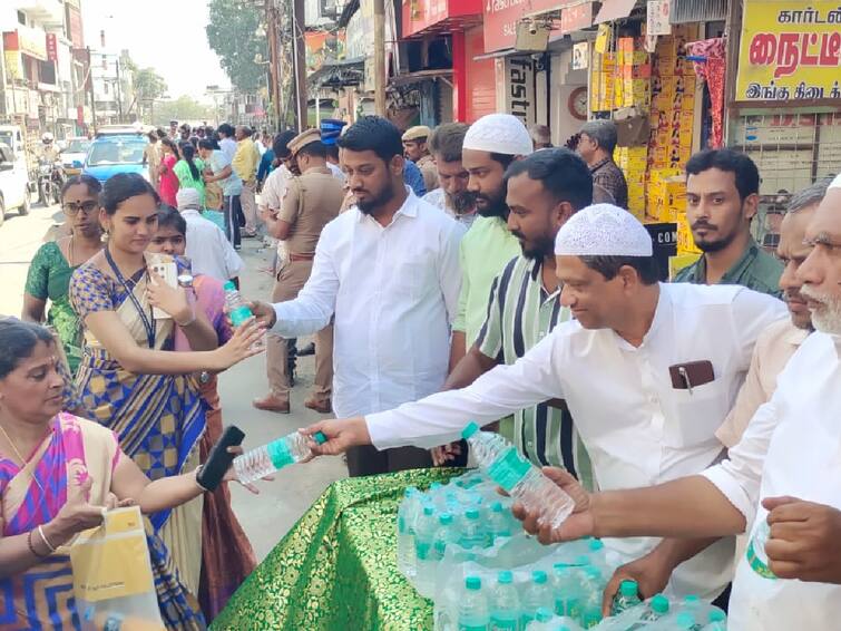 Coimbatore Koniamman temple procession and the Muslims gave water to the devotees - TNN கோனியம்மன் கோயில் தேரோட்டம் - சீர்வரிசை தந்த போலீசார், பக்தர்களுக்கு தண்ணீர் கொடுத்த இஸ்லாமியர்கள்!