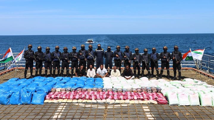 3300 kg of hashish, meth seized near Gujarat port in biggest drug bust Drug Seizes: என்னாது 3 ஆயிரம் கிலோவா? குஜராத்தை அதிரவிட்ட போதை பொருள் கடத்தல் - பரபரப்பு!