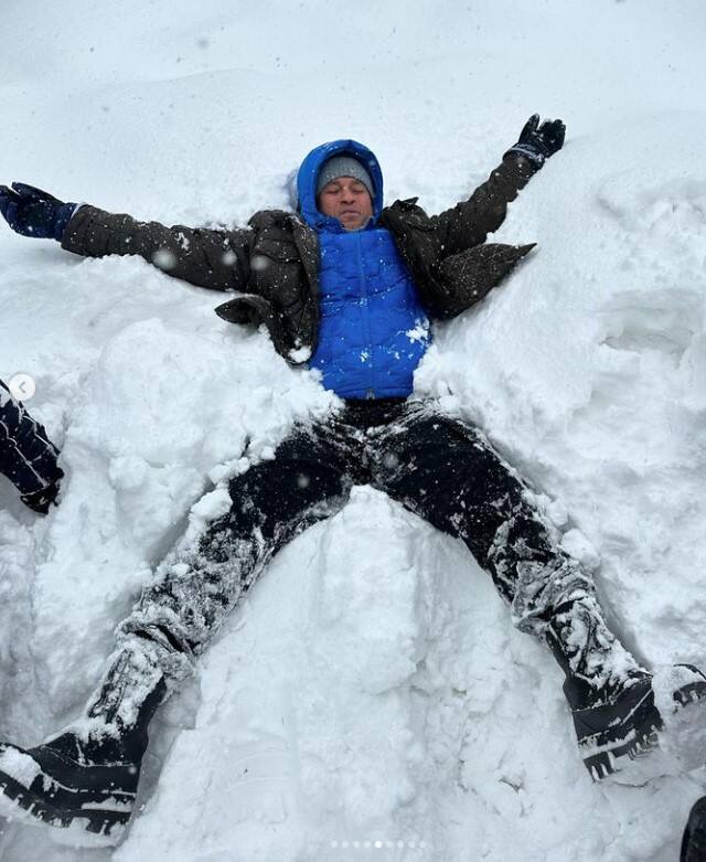 ਇਸ ਦੌਰਾਨ ਸਚਿਨ ਦਾ ਆਪਣੀ ਪਤਨੀ ਅੰਜਲੀ ਨਾਲ ਮਸਤੀ ਭਰਿਆ ਅੰਦਾਜ਼ ਵੇਖਿਆ ਜਾ ਸਕਦਾ ਹੈ, ਜੋ ਹਰ ਕਿਸੇ ਦਾ ਧਿਆਨ ਆਪਣੇ ਵੱਲ ਖਿੱਚ ਰਿਹਾ ਹੈ।