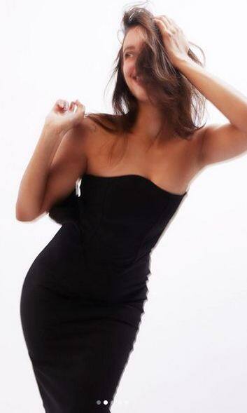 ਇਨ੍ਹਾਂ ਤਸਵੀਰਾਂ 'ਚ ਤ੍ਰਿਪਤੀ ਡਿਮਰੀ ਬਲੈਕ ਆਫ-ਸ਼ੋਲਡਰ ਬਾਡੀਕਾਨ ਗਾਊਨ 'ਚ ਕਿਸੇ ਸਨਸਨੀ ਤੋਂ ਘੱਟ ਨਹੀਂ ਲੱਗ ਰਹੀ ਹੈ, ਜਿਸ 'ਤੇ ਪ੍ਰਸ਼ੰਸਕਾਂ ਵੱਲੋਂ ਜ਼ਬਰਦਸਤ ਰਿਸਪਾਂਸ ਦੇਖਣ ਨੂੰ ਮਿਲ ਰਿਹਾ ਹੈ।