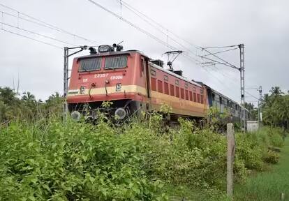 ਰੇਲ 'ਚ ਸਫਰ ਕਰਨ ਵੇਲੇ ਕੋਈ ਵੀ ਯਾਤਰੀ ਰਾਤ ਨੂੰ ਮੋਬਾਇਲ 'ਤੇ ਉੱਚੀ ਆਵਾਜ਼ 'ਚ ਗੱਲ ਨਹੀਂ ਕਰ ਸਕਦਾ। ਜੇਕਰ ਉਹ ਅਜਿਹਾ ਕਰਦਾ ਹੈ ਤਾਂ ਉਸ ਵਿਰੁੱਧ ਸ਼ਿਕਾਇਤ ਦਰਜ ਕਰਵਾਈ ਜਾ ਸਕਦੀ ਹੈ।