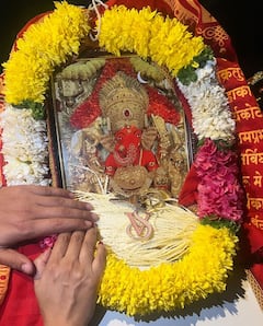 मोनालिसा ने मुंबई में खरीदा 5BHK फ्लैट, गणपति बप्पा की पूजा के बाद पति के साथ किया गृह-प्रवेश, देखें तस्वीरें