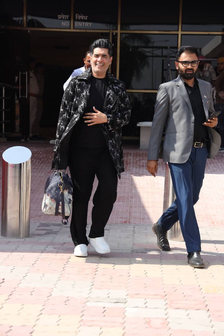 बीते दिन एक्ट्रेस जाह्नवी कपूर अनंत अंबानी और राधिका मर्चेंट के प्री वेडिंग फंक्शन के लिए जामनगर पहुंची थी. वहीं आज फेमस डिजाइनर मनीष मल्होत्रा को जामनगर एयरपोर्ट पर स्पॉट किया गया.