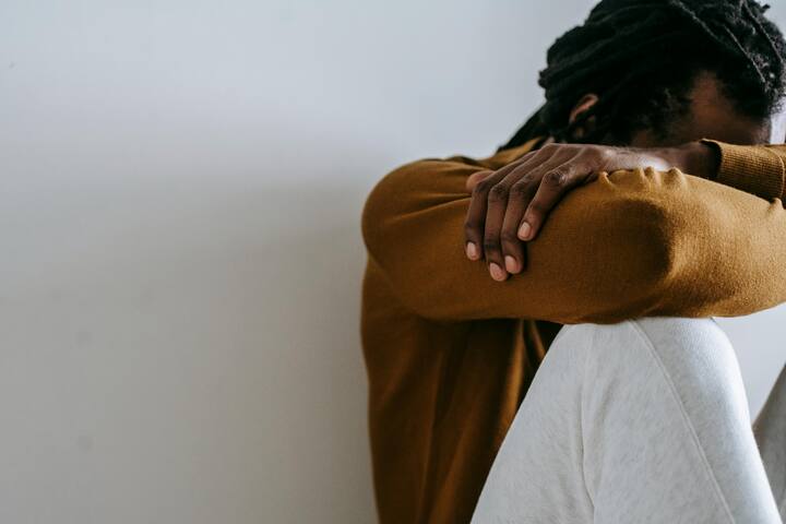 झोपेतील असे बदल मायग्रेनला कारणीभूत ठरतात. कधीकधी तेजस्वी प्रकाश आणि आवाज देखील मायग्रेन ट्रिगर करू शकतात.[Photo Credit : Pexel.com]