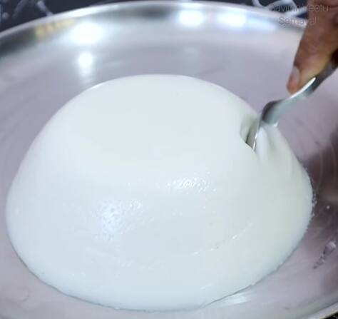 மற்றோரு பேனில் பிரெஷ் கிரீம் போட்டு, இதில் சர்க்கரை சேர்த்து கரைக்கவும். இதில் வெண்ணிலா எசென்ஸ் மற்றும் கரைத்த சோள மாவு சேர்த்து கிளறவும்.