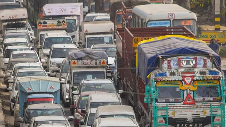 Delhi Traffic Police Advisory Route Heavy traffic jam at Singhu border issues alert Farmers Protest: सिंघू बॉर्डर पर लगा भारी जाम, दिल्ली ट्रैफिक पुलिस ने जारी किया अलर्ट, इन रास्तों से न जाने की सलाह